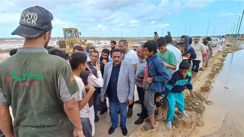 محافظ مطروح يتابع سحب تراكم مياه الامطار بمرسي مطروح