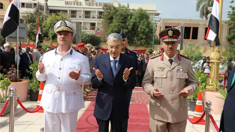 محافظ المنيا يضع إكليلا من الزهور على النصب التذكاري للشهداء