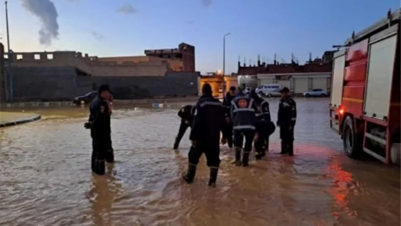 رجال الشرطة يساعدون المواطنين لمواجهة الطقس السيئ بمطروح والإسكندرية