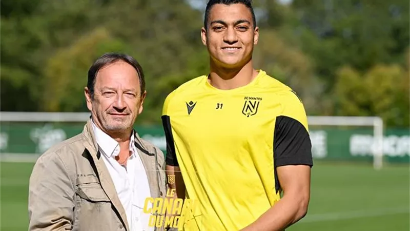 مصطفى محمد يتسلم جائزة أفضل لاعب في نانت عن سبتمبر