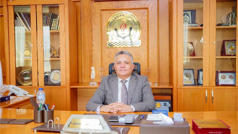 رئيس جامعة السويس أدي مع الطلاب تحية العلم