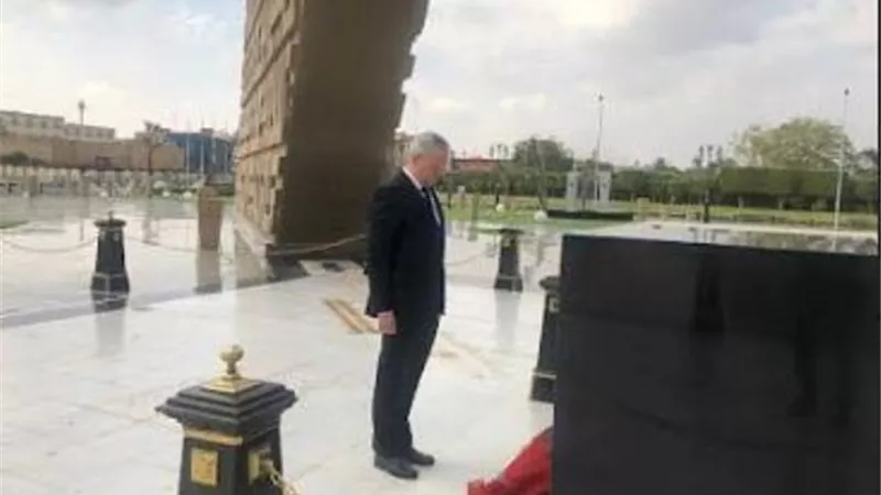 سفير روسيا يضع إكليلا من الزهور على قبر الجندي المجهول