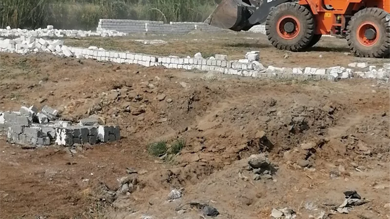 وقف تنفيذ ٤ محاولات تعدٍّ بالبناء بدون ترخيص بالقنطرة غرب