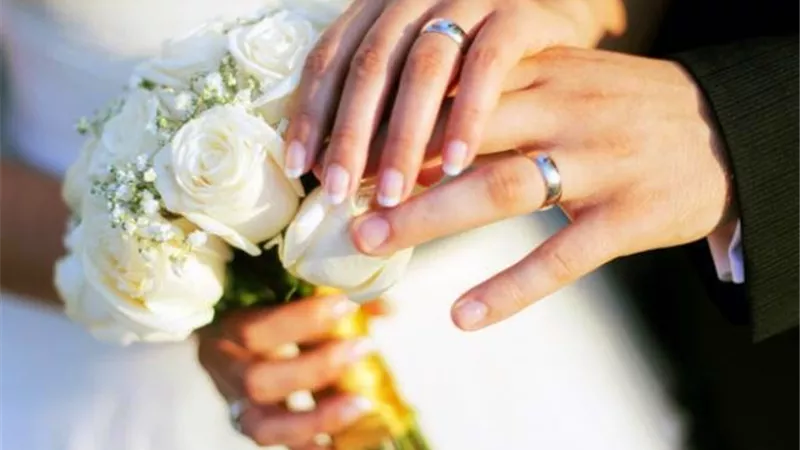 مبادرة برلمانية لصرف مكافآت مالية للمتزوجين لأول مرة في روسيا