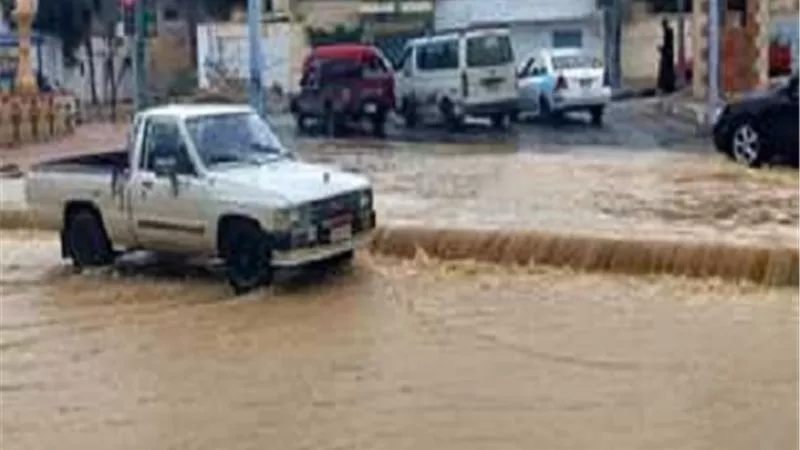 فتح الطريق الدولي بعد رفع الأمطار فى مطروح