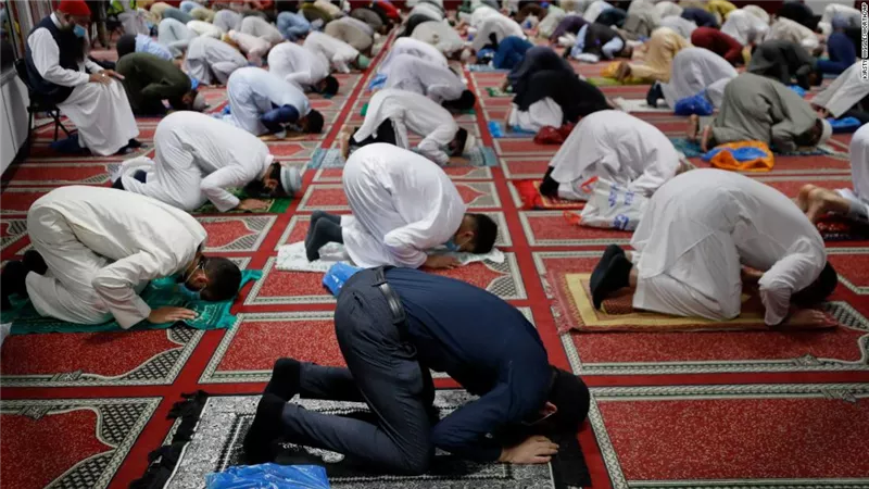 إجازة صلاة الجمعة بالاستماع إلى الخطبة في المذياع