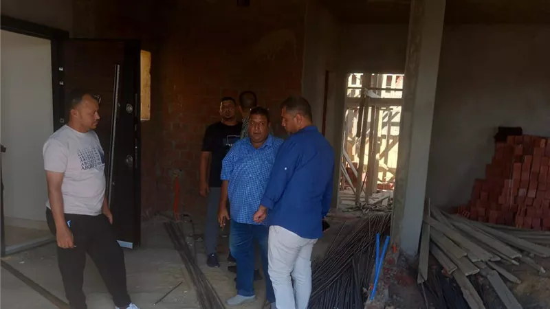 لجنة الإزالة الفورية تزيل مخالفة بناء في حي النادي بمدينة الشروق