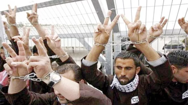 عشرات الأسرى الفلسطينيين يعلنون إضرابهم المفتوح عن الطعام