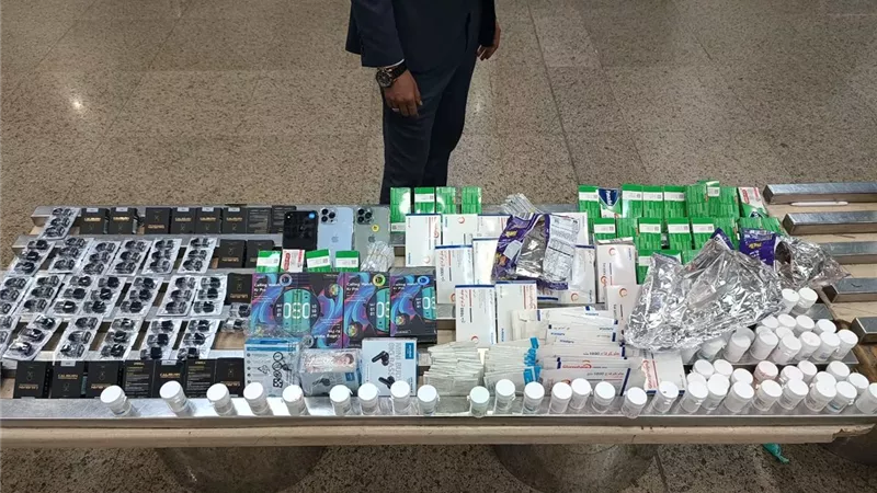 إحباط محاولات تهريب أدوية وعدسات لاصقة بمطار القاهرة..صور