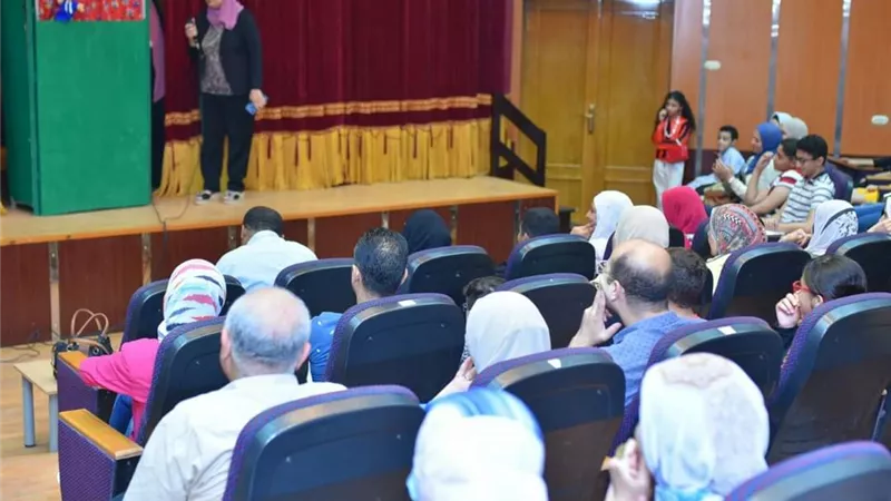 أنشطة للنحت والرسم على الزجاج والموسيقى بالشرقية
