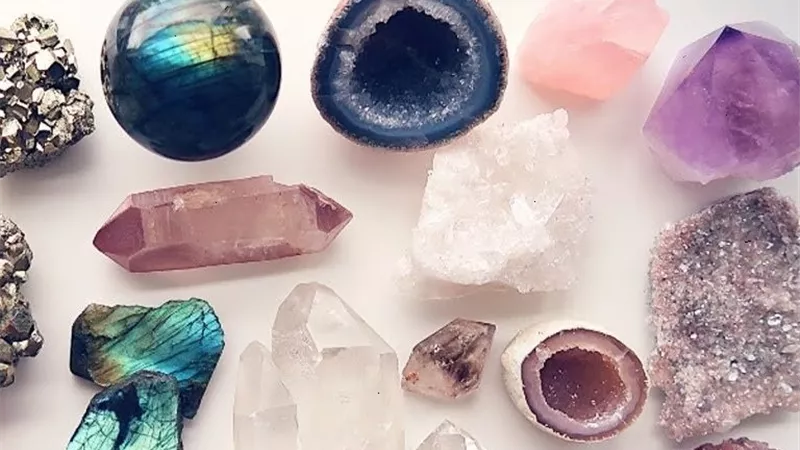 3 احجار كريمة تساعدك على النوم..تعرف عليها