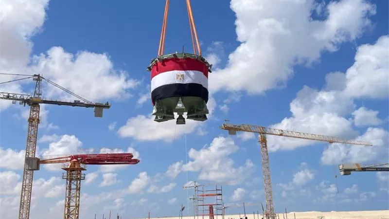 تركيب مصيدة قلب المفاعل في الوحدة النووية الأولى بالضبعة النووية