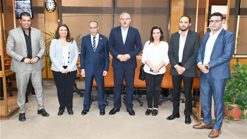 تدشين الدورات التدريبية بمركز التطوير المهني بجامعة القناة