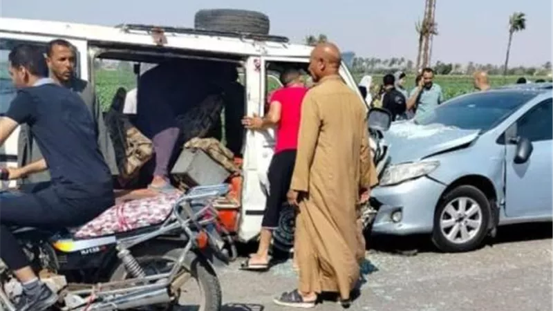 مصرع رجل وإصابة زوجتة في تصادم ميكروباص بموتوسيكل فى الشرقية
