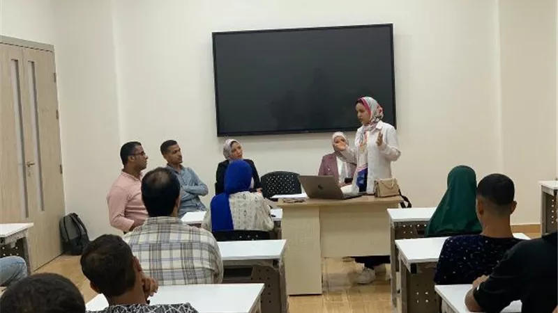 طلاب التكنولوجيا بجامعة طيبة بالأقصر يناقشون التدريبات الصيفية