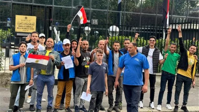 وقفة لتأييد السيسى من أعضاء الجالية المصرية بميلانو عقب تحرير توكيلات الترشح للانتخابات