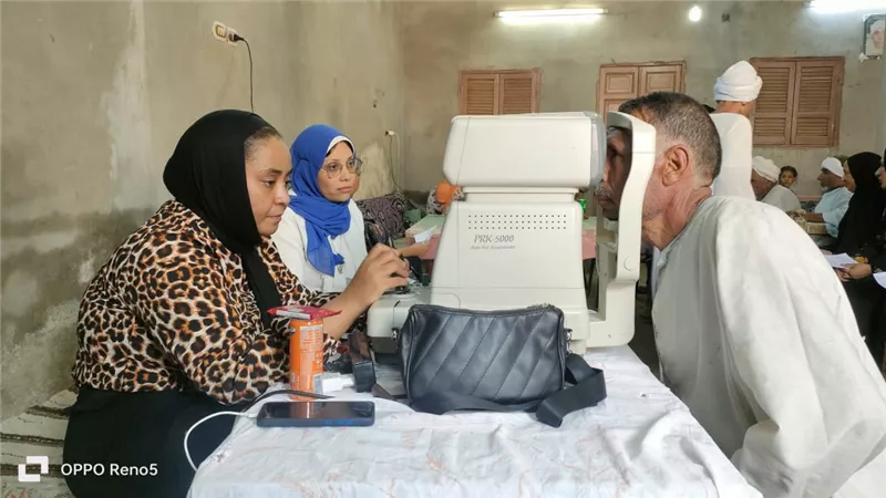 وحدة السكان بالاقصر تنظم قافلة طبية لأهالى أرمنت
