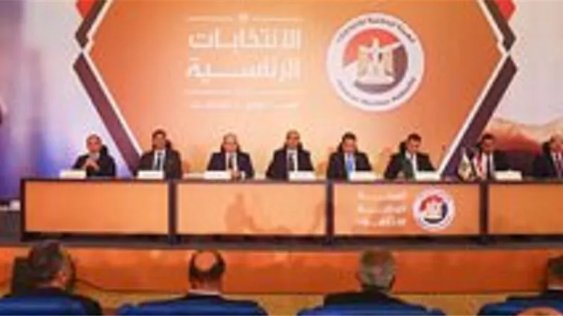 وكيل المرشح الرئاسي عبد الفتاح السيسي يقدم أوراق ترشحه للهيئة الوطنية للانتخابات