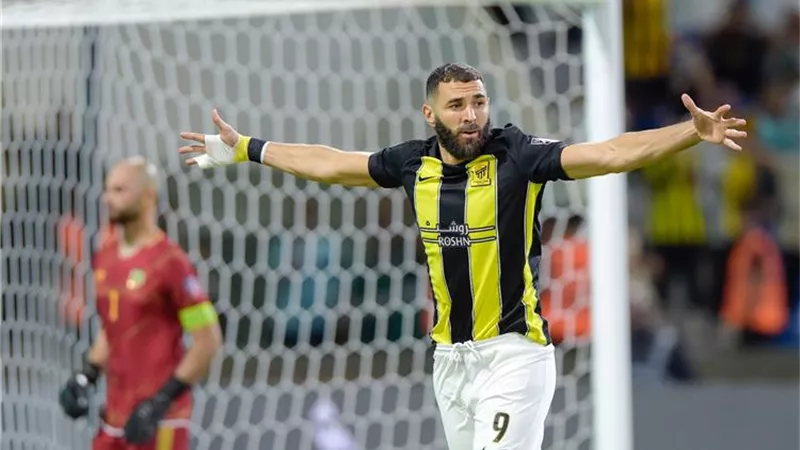 القائم يتصدى لانفراد بنزيما أمام الأهلى بالدورى السعودى - شاهد