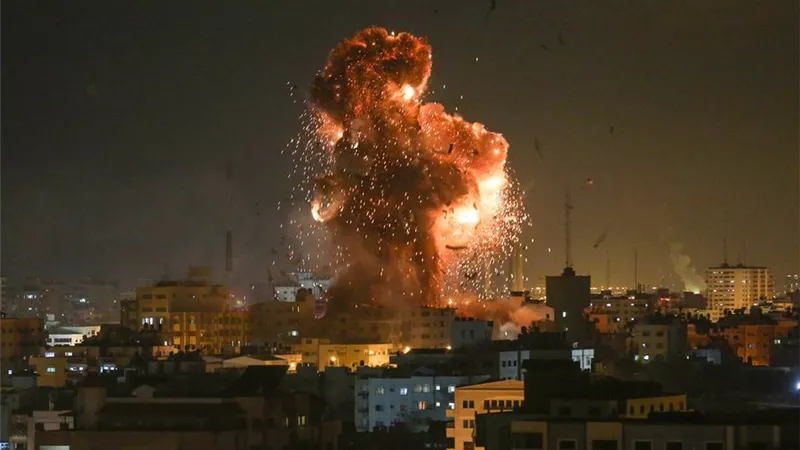 قصف إسرائيلي يدمر برجا مكونا من 14 طابقا وسط مدينة غزة