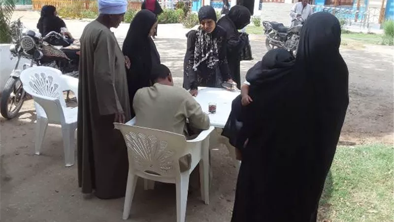 الكشف وعلاج 514 مواطنا بقافلة الجامعه الطبية بقرية المراشدة