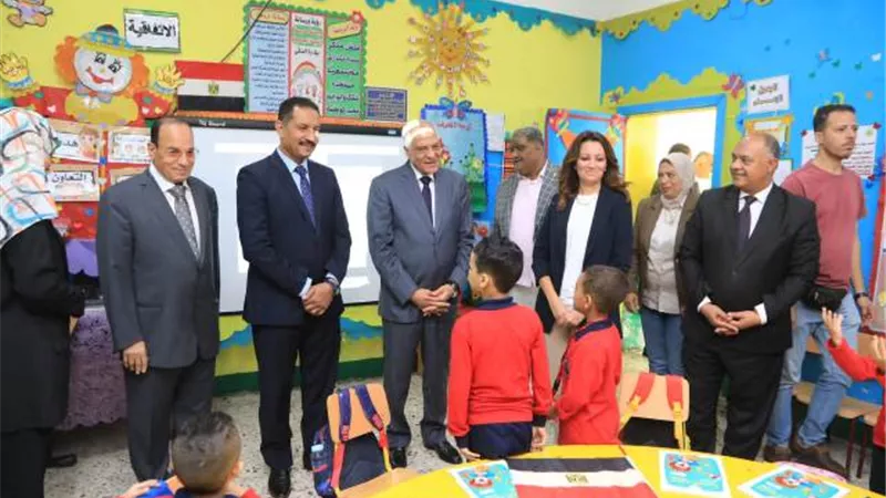 محافظ الجيزة يحضر طابور الصباح مع طلاب مدرسة السعيدية الثانوية