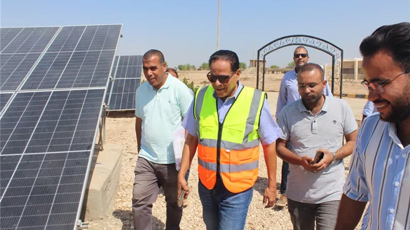 رئيس مياه الأقصر يطلق إشارة بدء العمل بمشروع الطاقة الشمسية بالحبيل