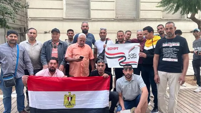 وقفة من أعضاء الجالية المصرية باليونان لتأييد الرئيس السيسى فى الانتخابات المقبلة