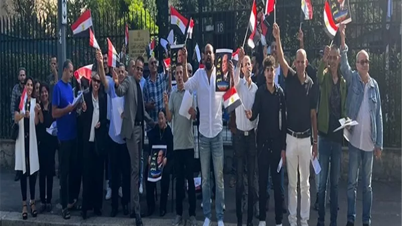 مظاهرة حب للرئيس السيسى من الجالية أمام القنصلية المصرية بميلانو .. صور وفيديو