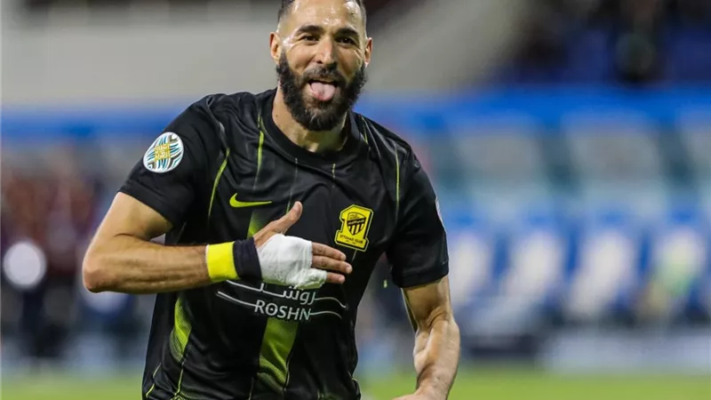 تقارير تكشف تفاصيل إصابة بنزيما.. وموقفه من مباريات الاتحاد