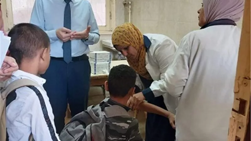استمرار فعاليات تطعيم طلبة المدارس ضد الالتهاب السحائى بالمنيا