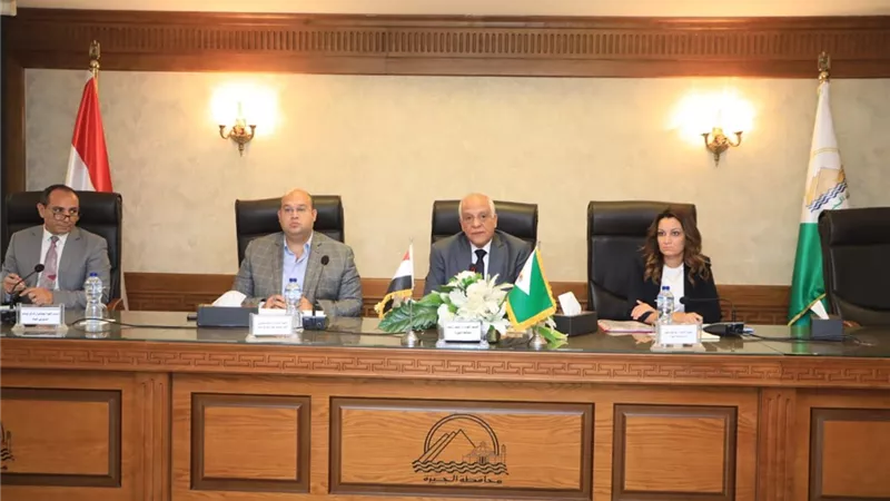 محافظ الجيزة يبحث موقف المعدات الميكانيكية المستخدمة فى الأزمات
