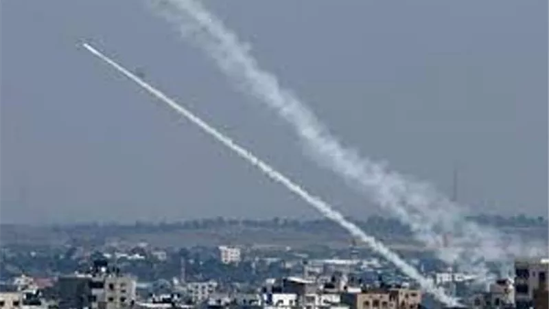 إطلاق رشقة صاروخية من غزة وصافرات الإنذار تدوي في تل أبيب والقدس