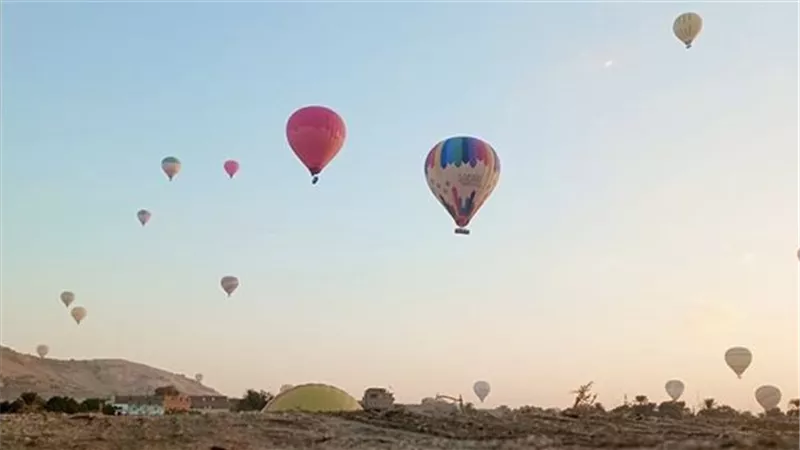 تحليق 73 رحلة بالون طائر تقل 1720 سائحا في سماء الأقصر
