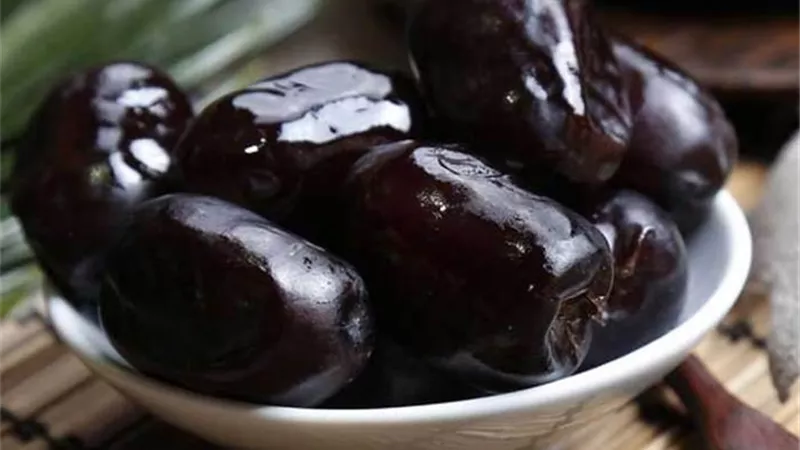 البلح الأسود الرطب يحتوى على عناصر غذائية هامة لصحتك.. اكتشفها