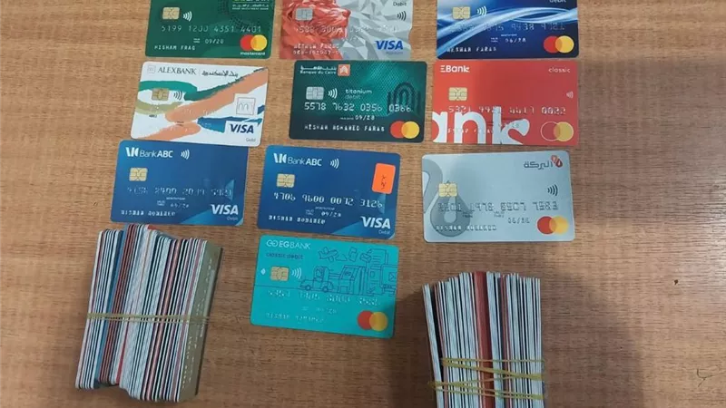 ضبط راكب بحوزته١١٧كارت فيزا يلقي الضوءعلي احدي وسائل خروج العملة