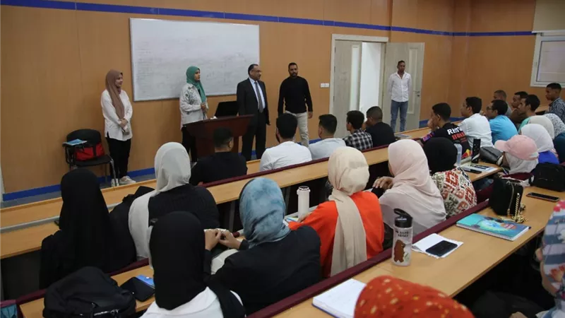 رئيس جامعة طيبة بالأقصر يتابع انتظام الدراسة ويلتقي الطلاب الجدد