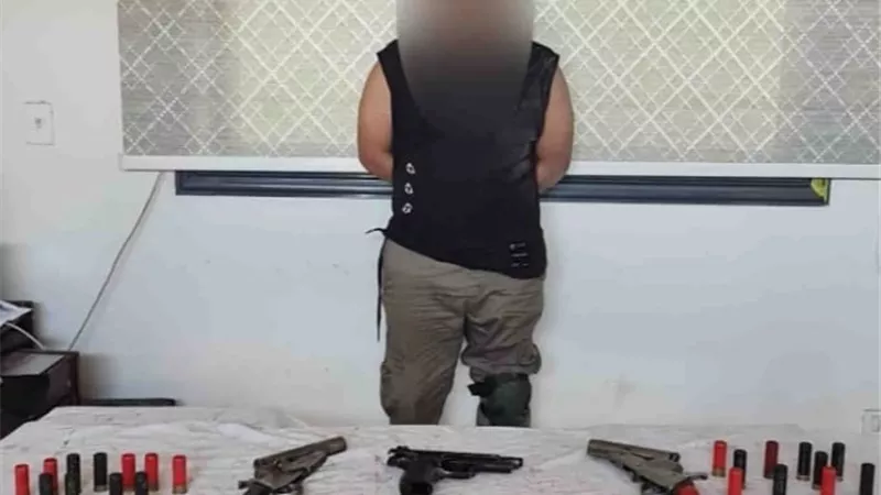 ضبط شخص يقود سيارة 