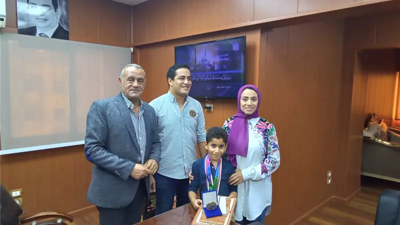 وكيل وزارة التربية والتعليم بالدقهلية يكرم أصغر طالب مصري