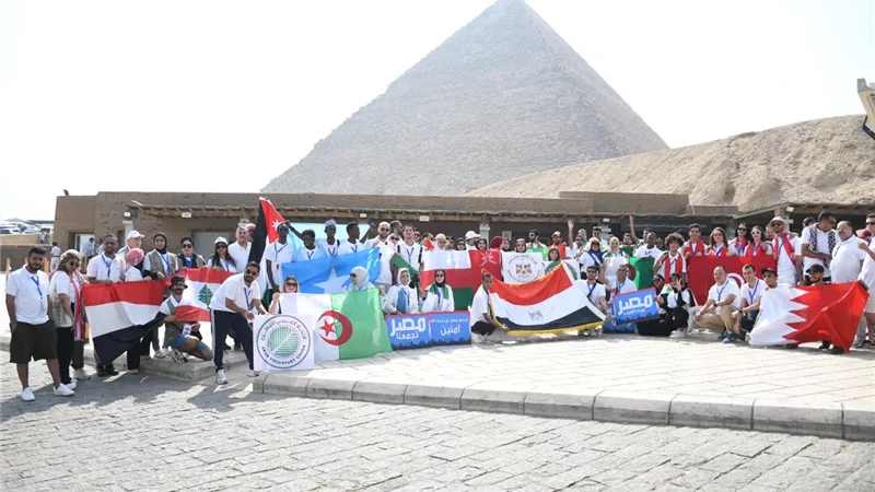 شباب ١٣ دولة عربية فى زيارة للأهرامات