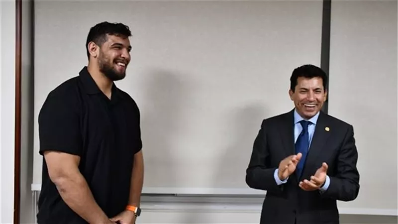 أشرف صبحى يُكرم البطل المصري عبد اللطيف منيع لاعب المصارعة