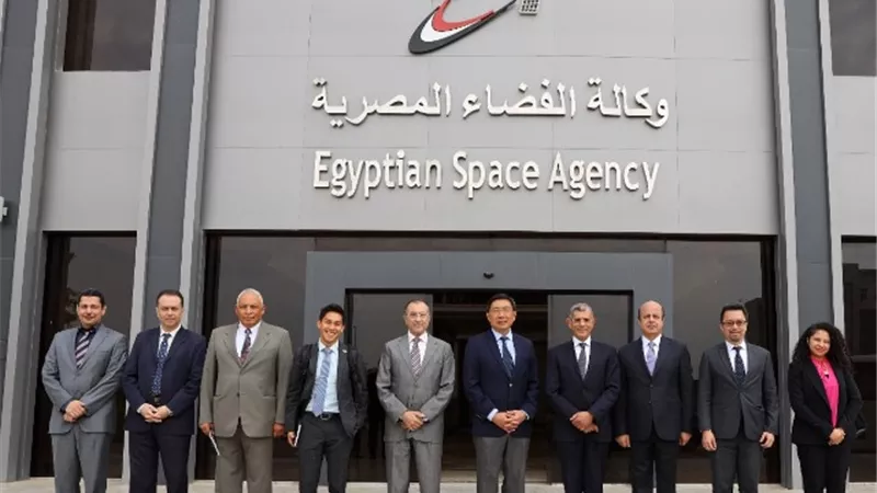 أسباب زيارة سفير سنغافورة لوكالة الفضاء فى العاصمة الإدارية.. صور