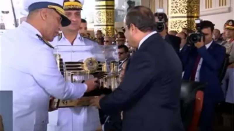الرئيس السيسي يتسلم هدية تذكارية من رئيس أكاديمية الشرطة