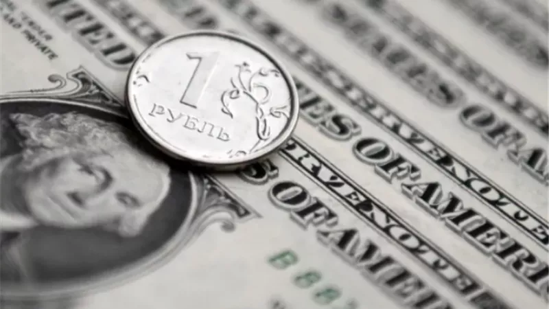 الروبل يتراجع لأدني مستوي في 18 شهرًا مقابل الدولار