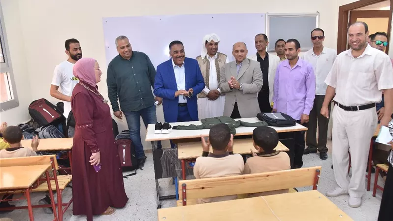 محافظ مطروح يتابع انتظام الدراسة بمدرسة طارق بن زياد الابتدائية