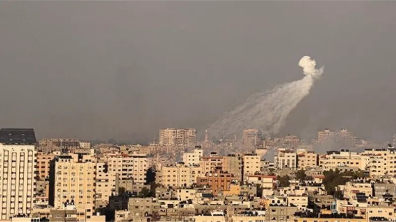 استهداف عنيف بالفسفور الأبيض المحرم دوليا للنازحين غرب مدينة غزة