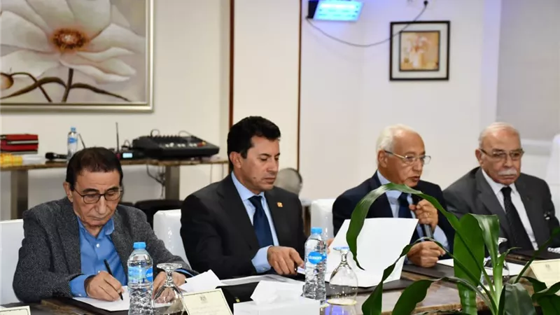 صبحى يناقش مع وحدة السياسات تعزيز المشاركة السياسية للشباب