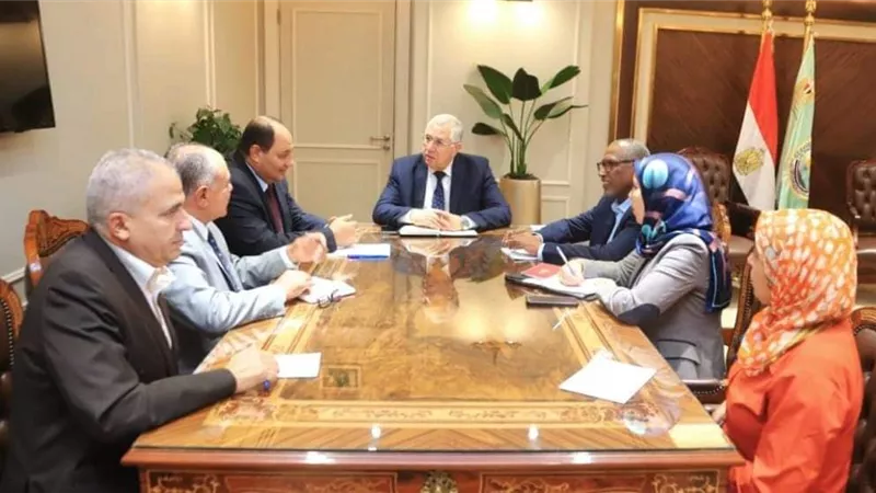 وزير الزراعة يتابع مشروعات تعزيز القدرة على الموائمة بمطروح