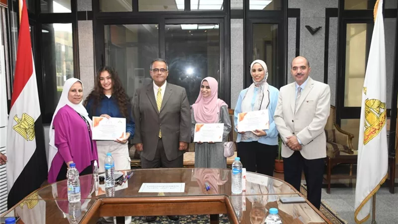 جامعة عين شمس تقدم منحة لأوائل برنامج التكنولوجيا الحيوية التطبيقية