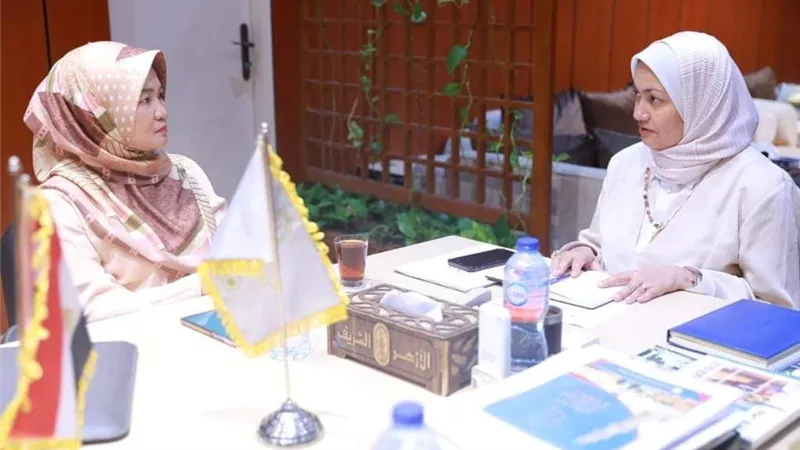 مستشار شيخ الأزهر للوافدين تلتقي بعميد الدراسات الإسلامية بجاكرتا